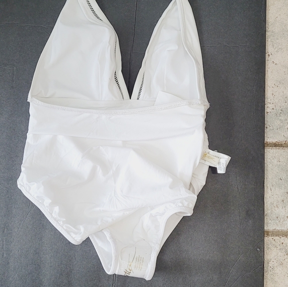 Gottex Woman's Swimsuit Finesse Plunging Halter One Piece White Swimsuit - Picture 8 of 11